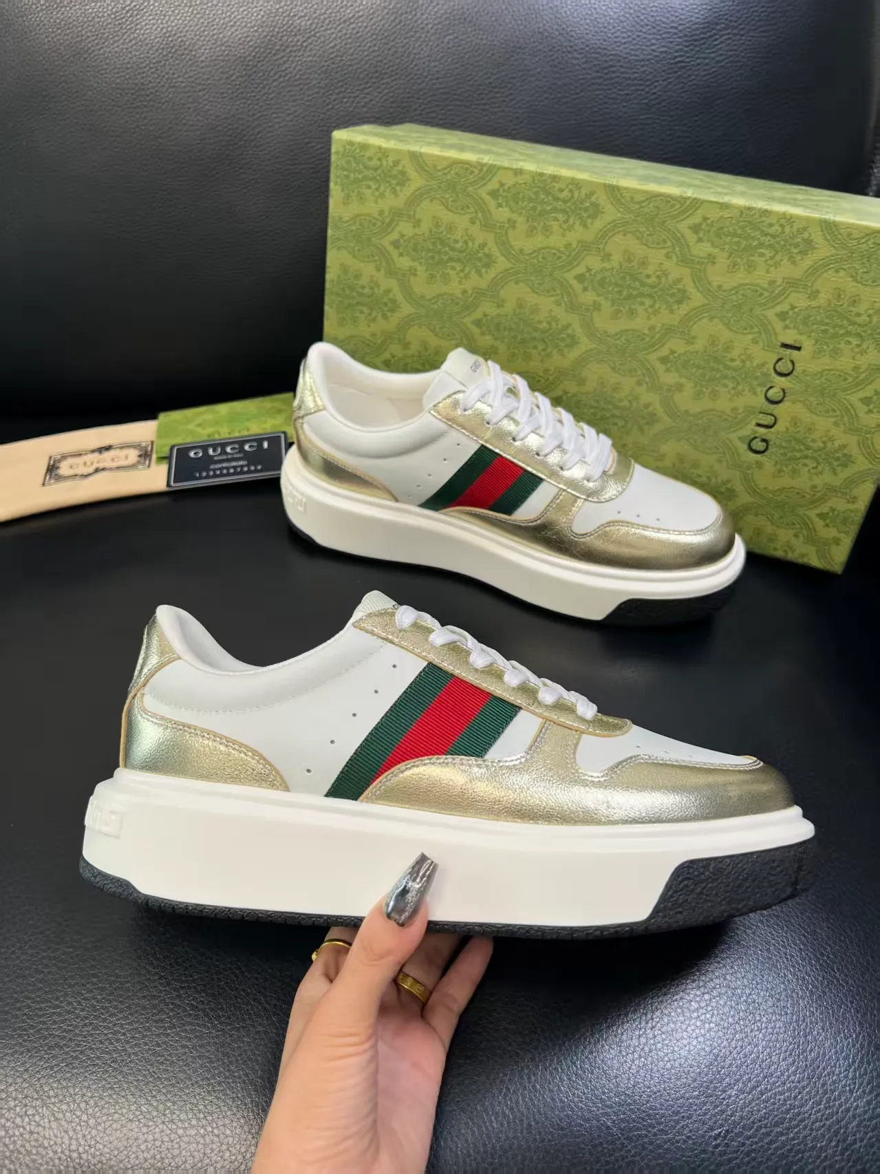 P460 new men's shoes GUCCI [Lightning] latest shoes are shipped. Original quality, fashionable and trendy, using special materials and brand new packaging inside the net. The foot feels super comfortable and the workmanship is impeccable. Size: 38-45